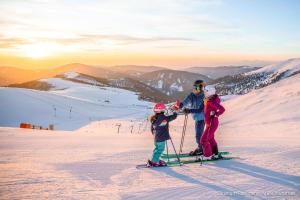 un groupe de personnes debout sur une piste de ski dans l'établissement Pension & Appartement Fortin, à Bad Kleinkirchheim