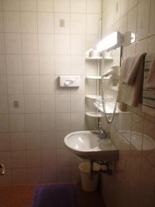 une salle de bain avec un lavabo et un miroir dans l'établissement Pension & Appartement Fortin, à Bad Kleinkirchheim 67 autres photos
