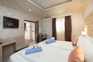 Una habitación de hotel con dos camas y un televisor en la pared. en Villa Pasis 2, en Rovinj 21 fotos más