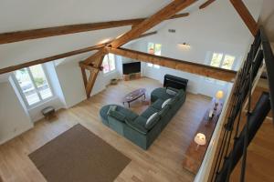an overhead view of a living room with a couch and a fireplace at Appartement T5 145m2 4 chambres, vue lac climatisé in Tresserves