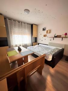 加尔达湖滨Casa O-live的一间卧室配有一张床和一张桌子 更多24张照片