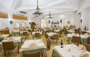 a dining room with white tables and chairs at Hotiday Gallipoli Centro in Gallipoli