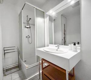een witte badkamer met een wastafel en een douche bij Sweet Dream Chessy-Near Disney, Parking privée in Chessy +27 foto's