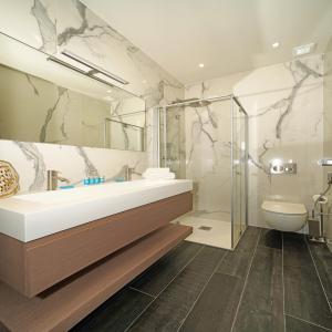 MusloneにあるVilla Victoria Lake frontの洗面台、シャワー、トイレ付きのバスルーム