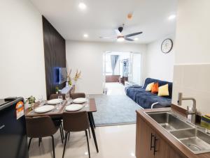 Postel nebo postele na pokoji v ubytování Seaview KK Centre Hotspot The Shore - Mixma Suites + 30 fotografií