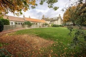 une grande cour devant une maison dans l'établissement Taylor Cottage, à St Andrews
