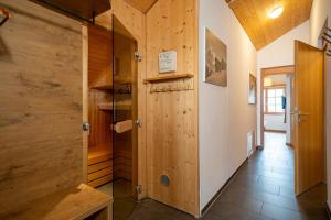 een hal van een huis met houten muren en vloeren bij Landal Brandnertal in Bürserberg