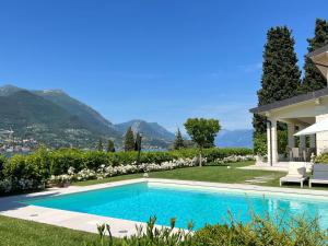 a swimming pool in the yard of a house at Villa Aria in San Felice del Benaco