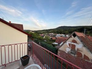 Nespecifikovaný výhled na hory nebo výhled na hory při pohledu z prázdninového domu