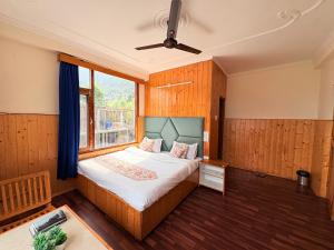 Ένα ή περισσότερα κρεβάτια σε δωμάτιο στο The Suraj Cottage Manali ! Private Parking ! Bonfire ! Playing Zone ! Near Mall Road