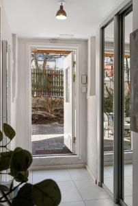 een open deur die vanuit een huis naar een terras leidt bij Tranquility near everything - Majorstua in Oslo