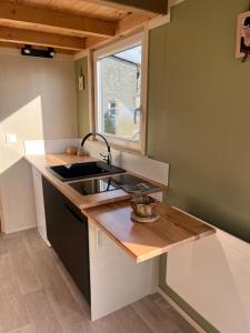 Kuchyň nebo kuchyňský kout v ubytování Tiny House