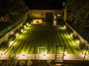 an empty tennis court at night with lights at Oaza Mira LAZE in Nova Gradiška