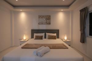 En eller flere senge i et værelse på Villa 129 Wongamat, 4BR, 300m from BEACH + 38 billeder