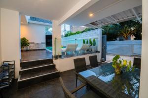 En balkon eller terrasse på Villa 129 Wongamat, 4BR, 300m from BEACH