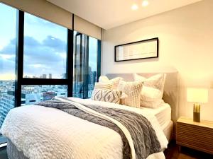 Ένα ή περισσότερα κρεβάτια σε δωμάτιο στο The Elm - 2beds 2bath, FREE 2xParking, Pool & Gym