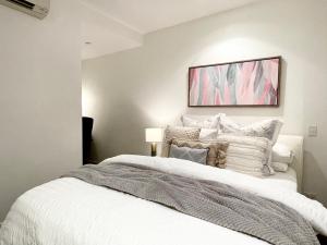 Ένα ή περισσότερα κρεβάτια σε δωμάτιο στο The Elm - 2beds 2bath, FREE 2xParking, Pool & Gym