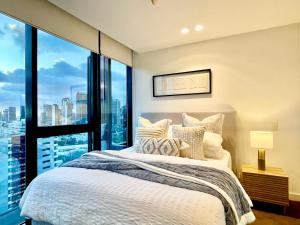 Ένα ή περισσότερα κρεβάτια σε δωμάτιο στο The Elm - 2beds 2bath, FREE 2xParking, Pool & Gym