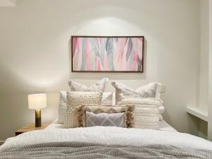 Ένα ή περισσότερα κρεβάτια σε δωμάτιο στο The Elm - 2beds 2bath, FREE 2xParking, Pool & Gym +17 φωτογραφίες