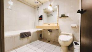 een badkamer met toilet, wastafel en bad bij 艾睏設計行旅 Sleepie Design Hotel in T'ien-liao