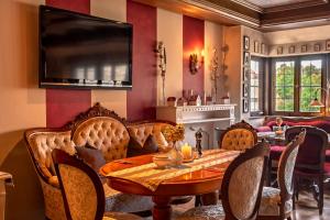 a dining room with a table and chairs at Hotel Obertor in Ravensburg