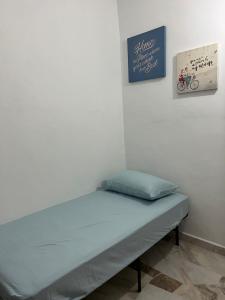 a bed sitting in a corner of a room at Mus Lim Homestay Aqil Bandar Puncak Alam in Bandar Puncak Alam