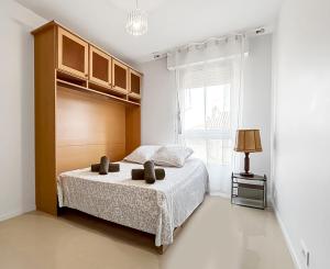 Postel nebo postele na pokoji v ubytování Évasion douce en centre-ville de St-Raphaël