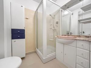 Koupelna v ubytování Évasion douce en centre-ville de St-Raphaël + 25 fotografií