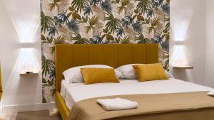 ein Schlafzimmer mit einem großen Bett und gelben Kissen in der Unterkunft Rooftop14 Suite&Relax in Neapel