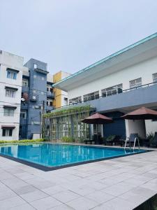 une piscine devant un bâtiment dans l'établissement Green apartment, à Ambulgama