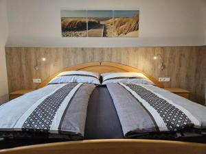 un dormitorio con una cama con dos almohadas. en Ferienwohnung Palidi, en Ausserwald