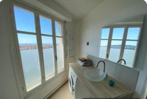 une salle de bain avec un lavabo et une grande fenêtre dans l'établissement Nice 2 Pièces Vu mer Balcon, à Nice
