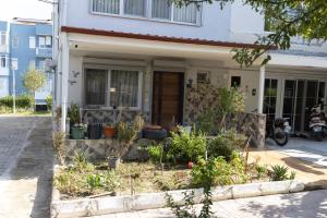 une maison avec un jardin devant dans l'établissement Sisi's Holiday Houses - Kusadasi, à Kusadası