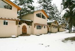 una casa con la neve per terra davanti di Shady Brook Inn Village/Resort a Shady Brook