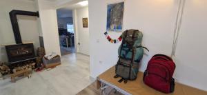 een kamer met een rugzak en een kamer met een open haard bij Haus Martha 
