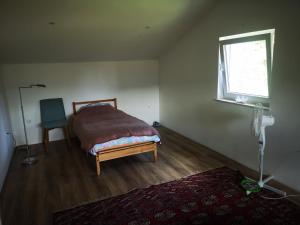 een slaapkamer met een bed, een stoel en een raam bij Haus Martha  +40 foto's