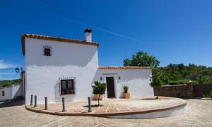 a small white building with a circle in front of it at Casa con encanto el Castaño in Castaño de Robledo