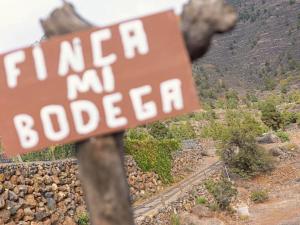 un cartel que dice fichen mi bodega en Live Apartamento finca mi bodega, en Araya