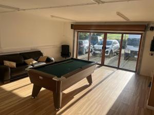 Biliár nebo kulečník v ubytování Large House with Private Hot Tub