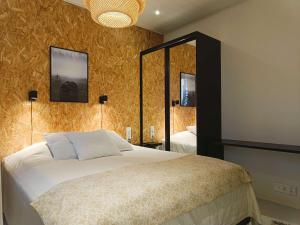 a bedroom with a large bed and a mirror at Villa Luppo A in Syöte