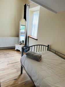 Postel nebo postele na pokoji v ubytování Large House with Private Hot Tub + 8 fotografií