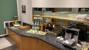 a counter in a kitchen with aasteryasteryasteryasteryasteryasteryasteryasteryastery at Steiners Hotel Airport-Messe in Birkach in Stuttgart +46 photos