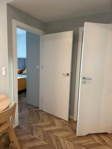 a room with a door and a bedroom with a bed at Apartament Homar AKTENA Shellter Rogowo in Rogowo