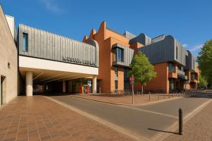 eine leere Straße vor einem Gebäude in der Unterkunft Köln Frechen 44 in Frechen