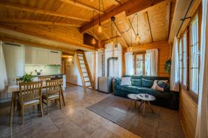 una sala de estar con un sofá y una mesa en Mountain Loft - Where Design Meets Nature, en Axalp