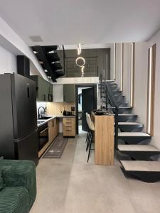een keuken en een woonkamer met een wenteltrap bij PrimeLoft 1 in Tríkala