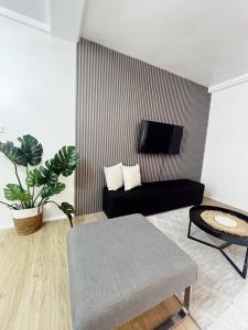 TV a/nebo společenská místnost v ubytování Gem 10 Gladstone -SuvaCBD 2 Bedroom + 7 fotografií