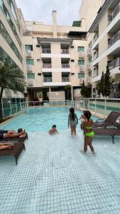 Bazén v ubytování Bombinhas Summer Beach Apto moderno a 300 m da praia nebo v jeho okolí