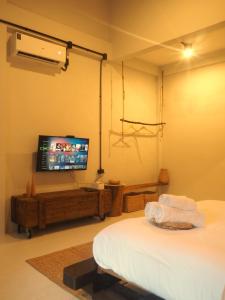 Ban Lam PiにあるMakai NAPのベッドと薄型テレビのある寝室