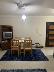 Madinat Al Ashir min RamadanにあるUrben Haven Dar Misrのテーブルと椅子2脚のあるダイニングルーム